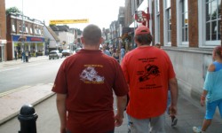 Tomáš Pražák a Ondřej Vodička na hlavní ulici v Tonbridge.